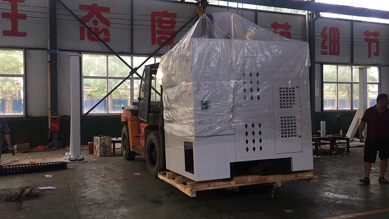 安徽客户订购的两台LCK850立车打包完毕正在发货