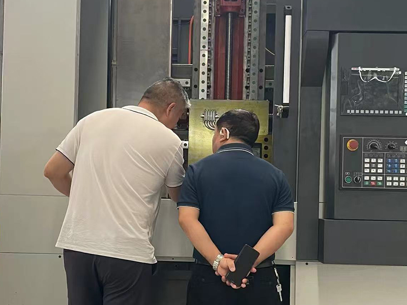 客户来厂参观LCK700数控立车安装现场