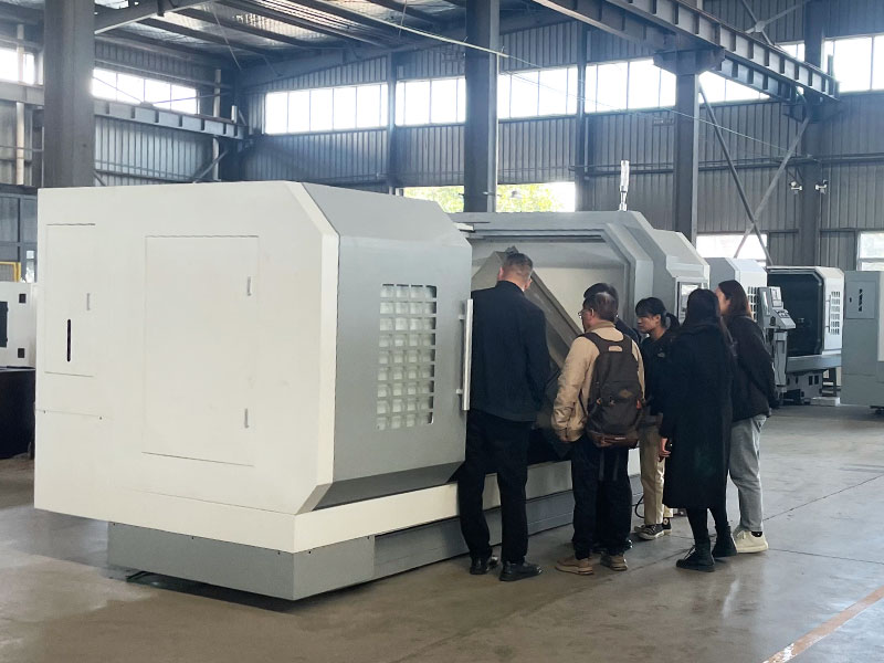 客户来车间查看斜式双头车了解加工工件需求